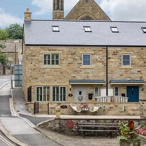 Hilltop Snug: Cozy Family Retreat In Pateley Bridge