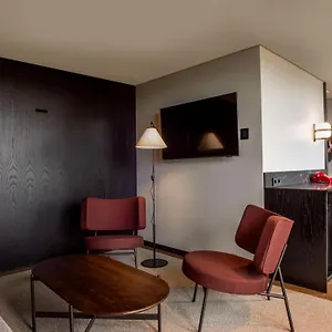 Radisson Red ホテル