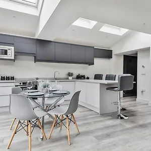 Spacious, Modern 2 Bed With Ensuites Sheffield